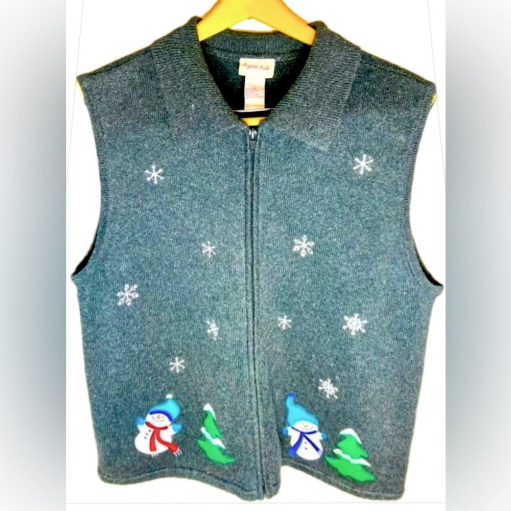 🎄Spread some holiday cheer with this sweet Gray Snowman Sweater Vest